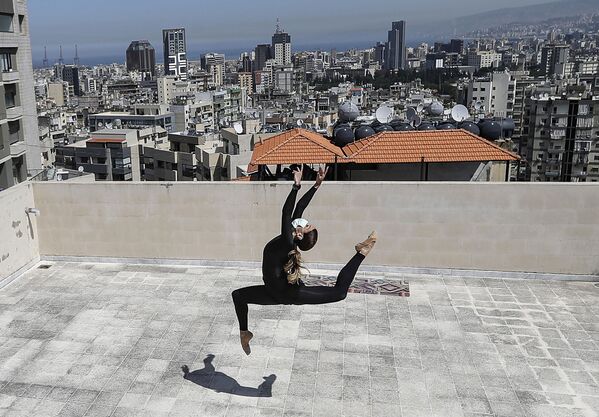 Танцовщица и артистка театра Каракаллы тренируется на крыше своего дома во время эпидемии коронавируса, Бейрут, Ливан - Sputnik Узбекистан