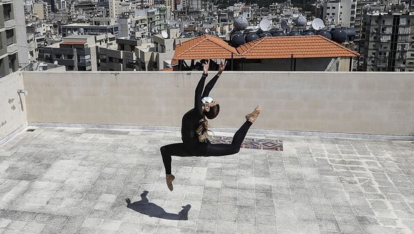 Танцовщица и артистка театра Каракаллы тренируется на крыше своего дома во время эпидемии коронавируса, Бейрут, Ливан. - Sputnik Узбекистан
