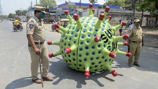 Индийские полицейские рядом в автомобилем в виде коронавируса изобретателя Судхакара Ядава  - Sputnik Ўзбекистон