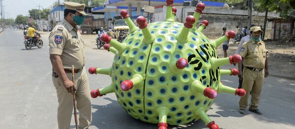 Индийские полицейские рядом в автомобилем в виде коронавируса изобретателя Судхакара Ядава  Индийские полицейские рядом в автомобилем в виде коронавируса изобретателя Судхакара Ядава  - Sputnik Ўзбекистон