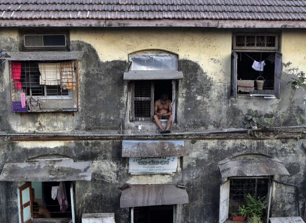 Человек в окне квартиры в Мумбаи во время самоизоляции - Sputnik Узбекистан