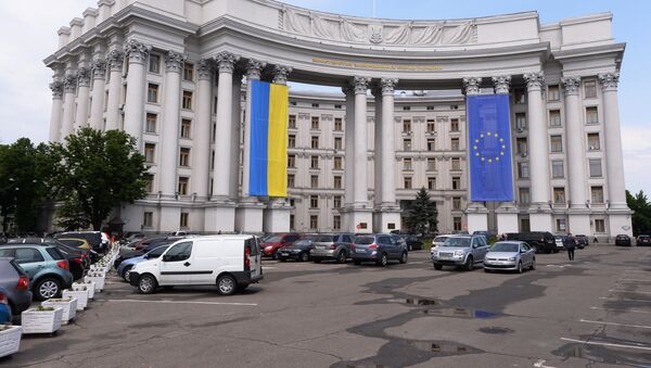 Zdanie MIDa Ukraini s natsionalnim flagom Ukraini i flagom YeS - Sputnik O‘zbekiston