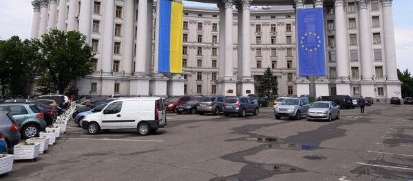 Здание МИДа Украины с национальным флагом Украины и флагом ЕС Здание МИДа Украины с национальным флагом Украины и флагом ЕС - Sputnik Узбекистан