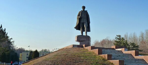 Памятник генерал-майору Сабиру Рахимову в Ташкенте.  Сейчас демонтирован - Sputnik Узбекистан