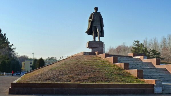 Памятник генерал-майору Сабиру Рахимову в Ташкенте.  Сейчас демонтирован - Sputnik Узбекистан