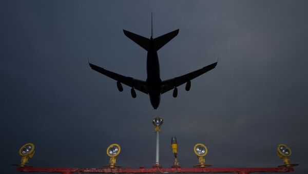 Самолет заходит на посадку в аэропорту - Sputnik Узбекистан
