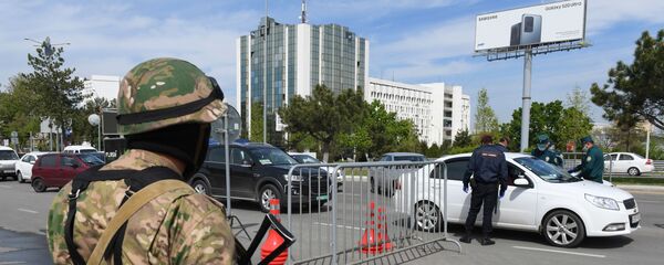 Автоматчик на посту ДПС в Ташкенте Автоматчик на посту ДПС в Ташкенте - Sputnik Ўзбекистон