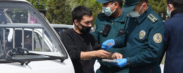 Водитель службы доставки показывает документы - Sputnik Ўзбекистон