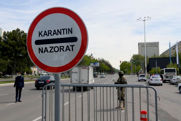 Дорожный знак с надписью Карантин - Sputnik Узбекистан