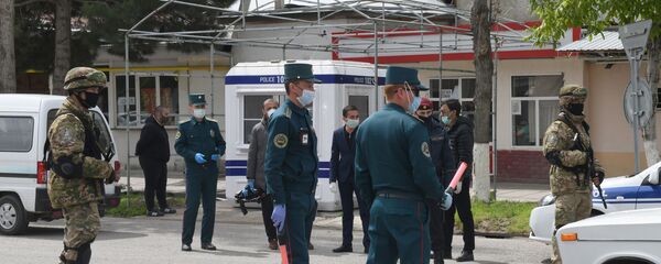 Национальная гвардия и сотрудник Внутренних дел на посту Национальная гвардия и сотрудник Внутренних дел на посту - Sputnik Ўзбекистон