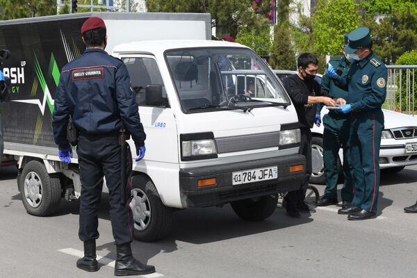 Водитель службы доставки показывает документы - Sputnik Узбекистан