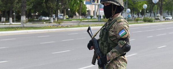 Солдат с автоматом в одной из улиц Ташкента Солдат с автоматом в одной из улиц Ташкента - Sputnik Ўзбекистон