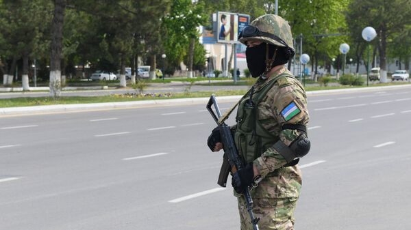Солдат с автоматом в одной из улиц Ташкента - Sputnik Узбекистан