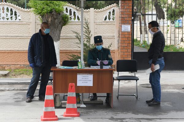 Регистрация в журнале выезжающих-вьезжающих в махаллю машин - Sputnik Узбекистан