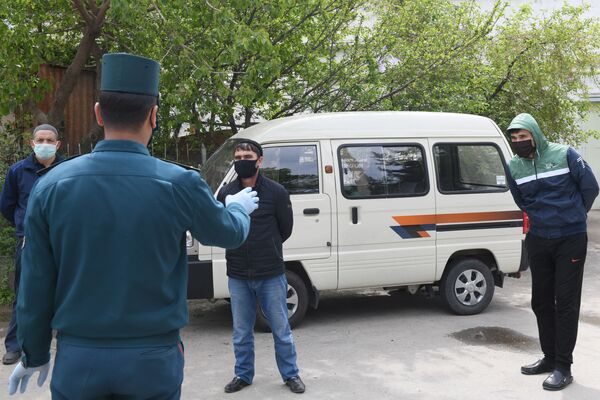 учатсковый ведет разяснительную работу перед гражданами которые без основании вышли на улицу - Sputnik Узбекистан