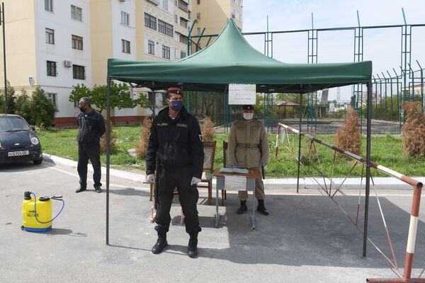 члены пунктов общественного контроля круглосуточно проводят подворный обход в целях обеспечения соблюдения правил карантина местными жителями - Sputnik Узбекистан