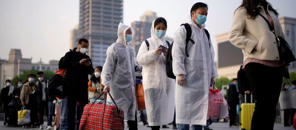 Puteshestvenniki v ocheredi vozle jeleznodorojnoy stansii Xankou, Kitay - Sputnik O‘zbekiston