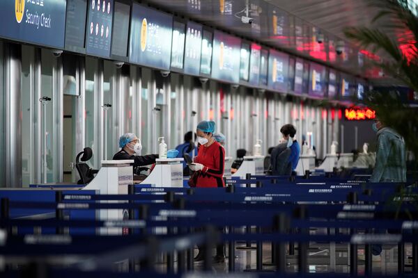 Пассажиры в аэропорту Уханя - Sputnik Узбекистан