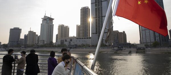 Жители Уханя едут на пароме через реку Янцзы Жители Уханя едут на пароме через реку Янцзы - Sputnik Ўзбекистон