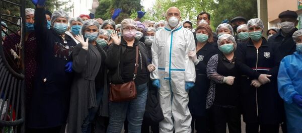 Конец смены: новая команда врачей приступила к работе в НИИ вирусологии - Sputnik Узбекистан