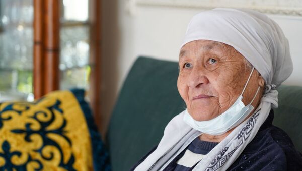 Нурбаги Капасова, 82-летняя жительница Алматы, вылечилась от коронавируса - Sputnik Узбекистан