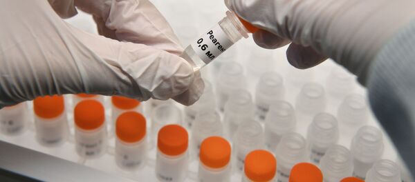 Колбы с реагентами для экспресс-тестов на коронавирус в лаборатории Колбы с реагентами для экспресс-тестов на коронавирус в лаборатории - Sputnik Ўзбекистон