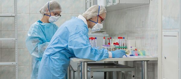 Сотрудницы в лаборатории научно-исследовательского института скорой помощи - Sputnik Узбекистан