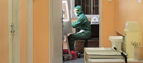 Сотрудник лаборатории во время тестирования проб на коронавирус Сотрудник лаборатории во время тестирования проб на коронавирус - Sputnik Ўзбекистон