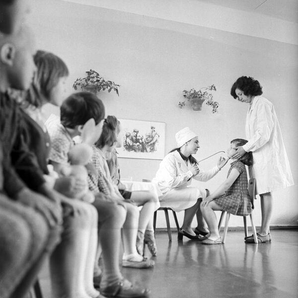 Профилактическая вакцинация детей против гриппа в одном из детских садов, 1972 год - Sputnik Узбекистан