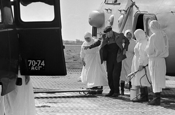 Отправка больного холерой в инфекционную больницу Астрахани, 1970 год - Sputnik Узбекистан