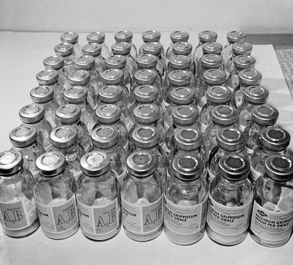 Готовая тканевая живая вакцина для профилактики и лечения гриппа в Московском научно-исследовательском институте вирусных препаратов, 1973 год - Sputnik Узбекистан