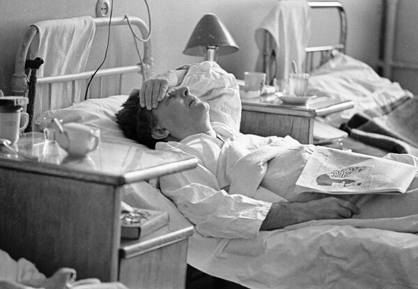 Больной с высокой температурой в палате одной из московских клиник во время всплеска заболеваемости гриппом, 1967 год - Sputnik Узбекистан