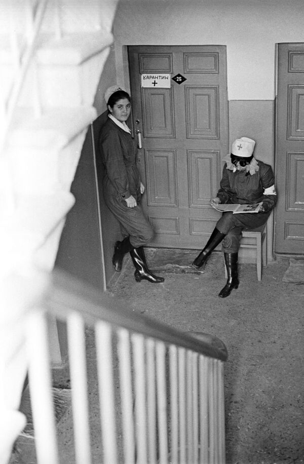 Санитарные работники несут дежурство у дверей квартиры, жильцы которой проходят курс лечения от холеры, 1971 год - Sputnik Узбекистан