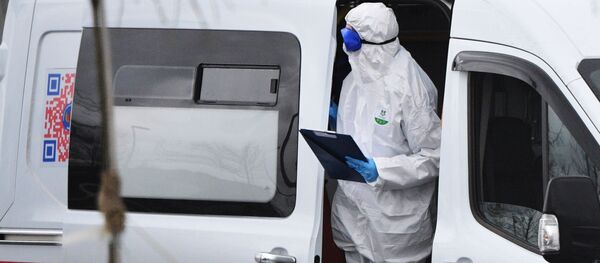 Медик в машине скорой помощи Медик в машине скорой помощи - Sputnik Ўзбекистон