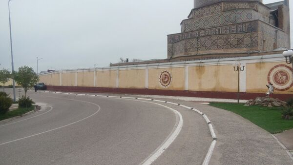 В Минкульте опровергли слухе о возможном сносе стены около площади Регистан - Sputnik Узбекистан