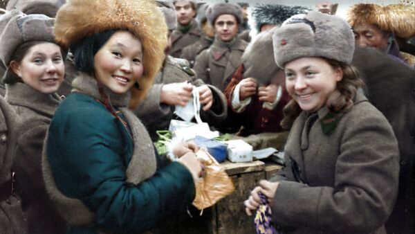  Вручение подарков воинам 11 армии СЗФ членами монгольской делегации, 1942 год - Sputnik Узбекистан