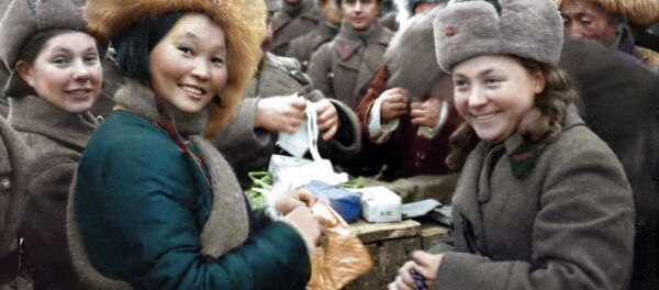  Вручение подарков воинам 11 армии СЗФ членами монгольской делегации, 1942 год - Sputnik Узбекистан
