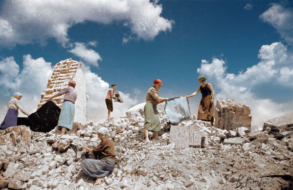 Советские женщины во время разбора завалов после бомбардирования   - Sputnik Узбекистан