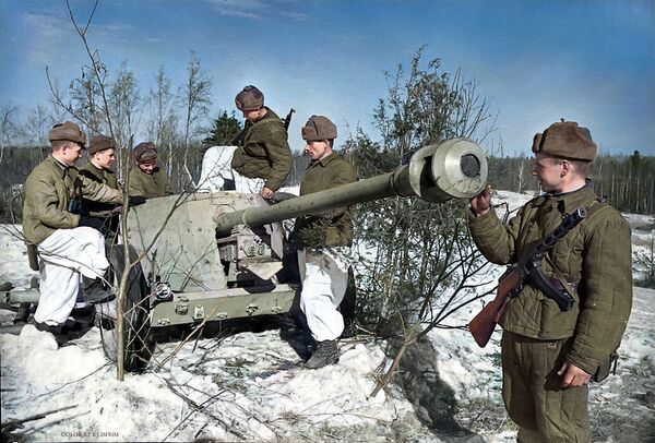 Советские бойцы рассматривают гитлеровскую противотанковую пушку, доставленную разведчиками, 1944 год - Sputnik Узбекистан