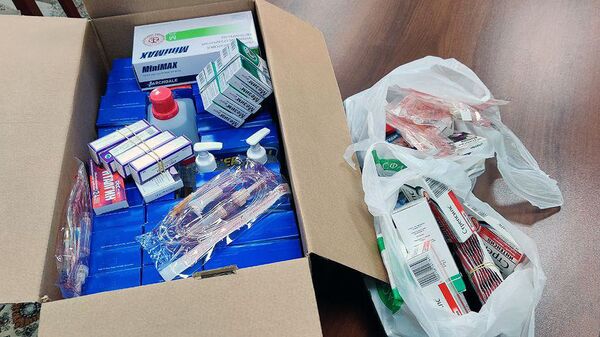 Лекарства купленные сотрудниками посольства республики Узбекистан в РФ для своих соотечественников - Sputnik Узбекистан