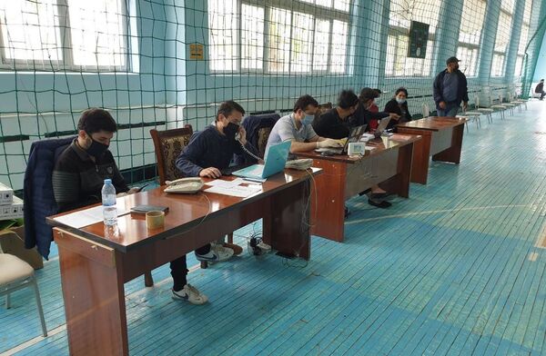 Движение добра и заботы: как волонтеры помогают жителям Бухары Движение добра и заботы: как волонтеры помогают жителям Бухары - Sputnik Узбекистан