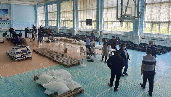 Движение добра и заботы: как волонтеры помогают жителям Бухары Движение добра и заботы: как волонтеры помогают жителям Бухары - Sputnik Узбекистан