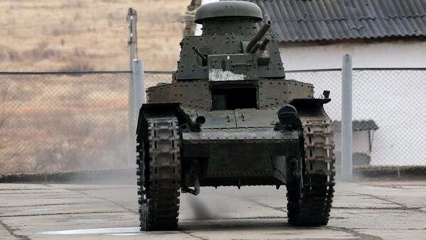 Perviy sovetskiy tank gotovat k paradu Pobedi - Sputnik O‘zbekiston
