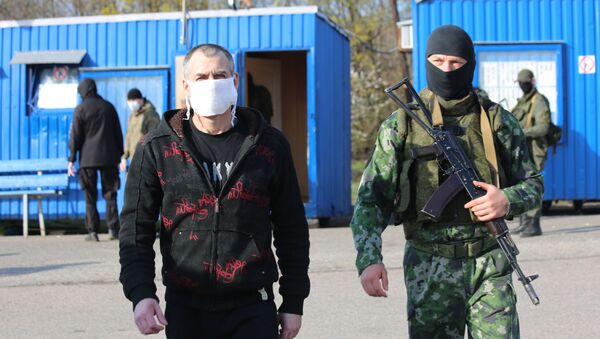 Обмен пленными между ДНР и Киевом на КПП на окраине города Горловка в Донецкой области - Sputnik Узбекистан
