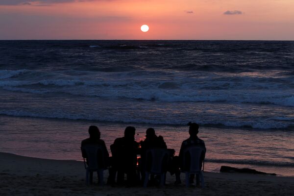 Люди во время заката на пляже в северной части Сектора Газа - Sputnik Узбекистан