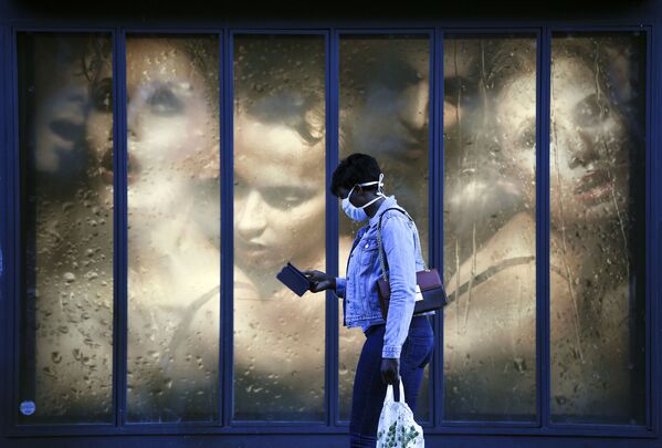 Женщина в медицинской маске на фоне витрины магазина в Париже, Франция - Sputnik Узбекистан