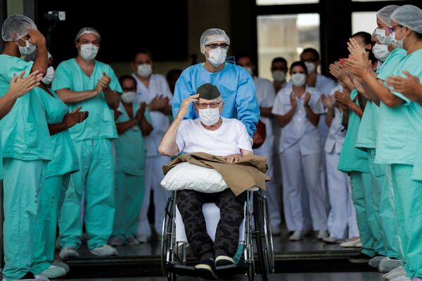 99-летний участник Второй мировой войны Ермандо Армелино во время выписки из больницы в Бразилии  - Sputnik Узбекистан