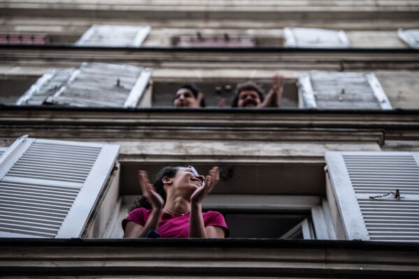 Жители аплодируют в поддержку медицинских работников, Франция  - Sputnik Узбекистан