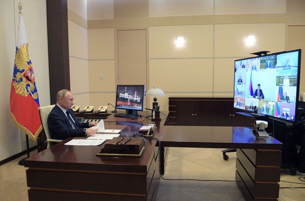 Rossiya prezidenti Vladimir Putin hukumat vakillari bilan videokonferensiya o‘tkazmoqda. - Sputnik O‘zbekiston