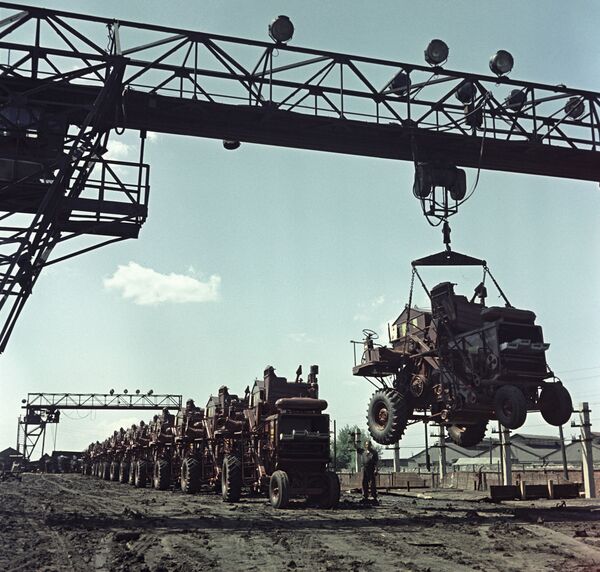 Все для фронта: Чирчикский завод — от авиабомб до тракторов - Sputnik Узбекистан